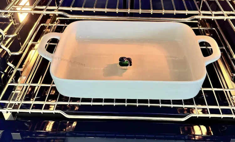 Το κόλπο της γιαγιάς για να καθαρίσετε τον φούρνο εύκολα χωρίς φασαρίες. Χρειάζεστε μόνο αυτά τα 3 συστατικά