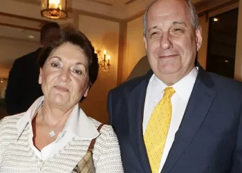 Γύρισαν όλοι το κεφάλι και μιλούσαν για την ομοιότητα τους: Σπάνια εμφάνιση της 32χρονης κόρης του Τέρενς Κουίκ μαζί με τον μπαμπά της