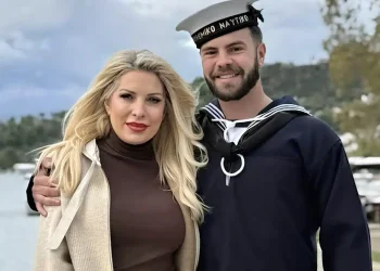 Πιο περήφανοι από ποτέ: Ελένη Mεναγάκη, Γιάννης Λάτσιος και Ματέο Παντζόπουλος ποζάρουν με τον ναύτη Άγγελο Λάτσιο