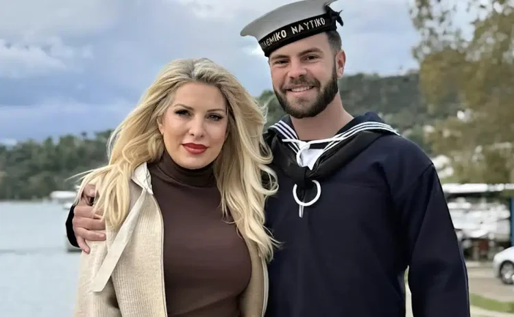 Πιο περήφανοι από ποτέ: Ελένη Mεναγάκη, Γιάννης Λάτσιος και Ματέο Παντζόπουλος ποζάρουν με τον ναύτη Άγγελο Λάτσιο