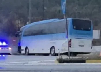 Εξετράπη λεωφορείο με 25 εργαζομένους της ΔΕΗ στην Πτολεμαΐδα – Nεκρός ο οδηγός