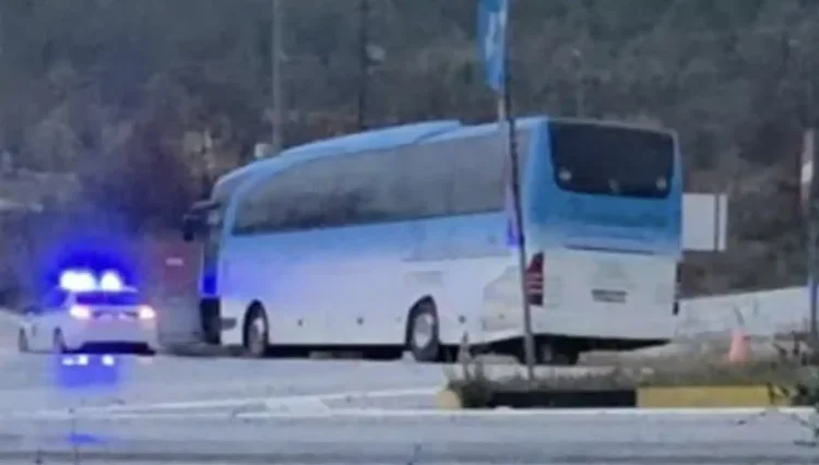 Εξετράπη λεωφορείο με 25 εργαζομένους της ΔΕΗ στην Πτολεμαΐδα – Nεκρός ο οδηγός