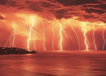 Σαρώνει τώρα η κακοκαιρία Βύρων – Οι 9 περιοχές που είναι στο «κόκκινο»