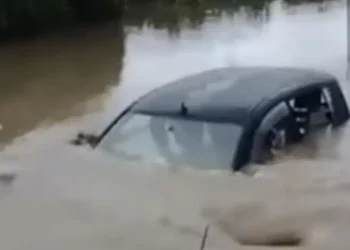 Σοκαριστικό βίντεο: H ΕΜΑΚ διέσωσε οικογένεια από πλημμυρισμένο δρόμο στη Λακωνία