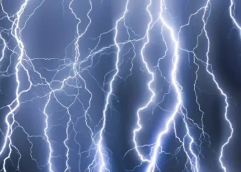 Στο «μάτι» της κακοκαιρίας η Αττική όλο το βράδυ – Οι 5 περιοχές που «πνίγονται» στο νερό με πάνω από 100 χιλιοστά βροχής