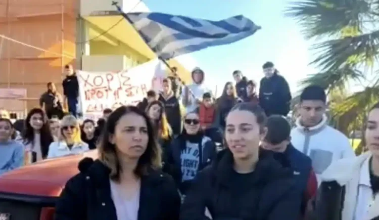 Μαθητές προχωρούν σε καταλήψεις των σχολείων τους για να στηρίξουν τους αγρότες-γονείς τους