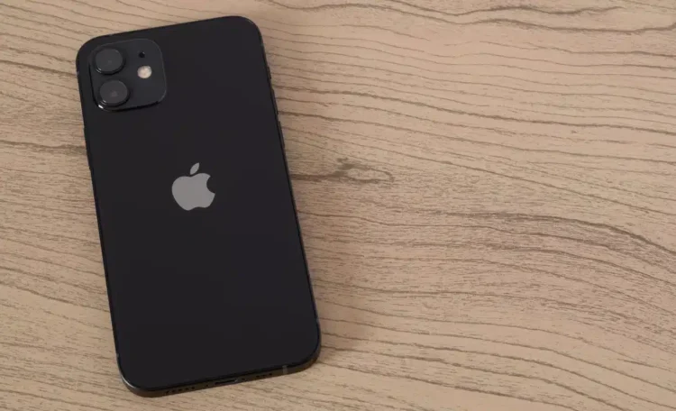 Γιατί πρέπει πάντα να είναι το κινητό σου με την οθόνη προς τα κάτω όταν το αφήνεις στο τραπέζι