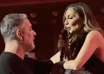 Έλιωσε όλο το Κέντρο Αθηνών: Ο Μπισμπίκης έδωσε το πιο ρουφηχτό φιλί στην Βανδή μπροστά σε όλους