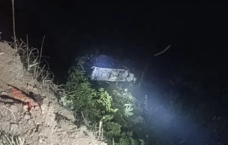 Τραγικό δυστύχημα με 16 μαθητές νεκρούς – Λεωφορείο έπεσε σε χαράδρα