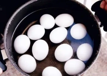 Γιατί δεν πρέπει ποτέ να βάζετε ζεστά σφιχτοβρασμένα αυγά απευθείας σε κρύο νερό: Η εξήγηση των σεφ