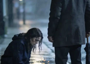 Βρήκα την κόρη μου γονατισμένη στη βροχή, τιμωρημένη από τον σύζυγό της απλώς επειδή αγόρασε ένα φόρεμα. Μέσα άκουγα εκείνον και την οικογένειά του να γελούν. Τη σήκωσα όρθια, κλώτσησα την πόρτα και είπα πέντε λέξεις που δεν θα ξεχάσουν ποτέ.