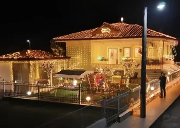 O κύριος Γιάννης στόλισε το σπίτι με 20.300 λαμπιόνια για τη σύζυγό του που λάτρευε τα Χριστούγεννα