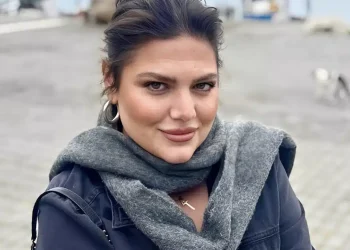 Δανάη Μπάρκα: Στην Καλαμάτα με τον 2 μέτρα κούκλο σύντροφό της – Η κοινή φωτογραφία και οι ξέγνοιαστες στιγμές