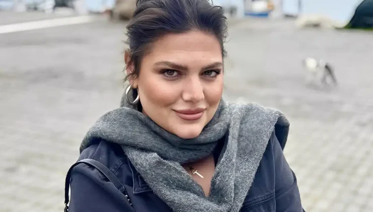 Δανάη Μπάρκα: Στην Καλαμάτα με τον 2 μέτρα κούκλο σύντροφό της – Η κοινή φωτογραφία και οι ξέγνοιαστες στιγμές