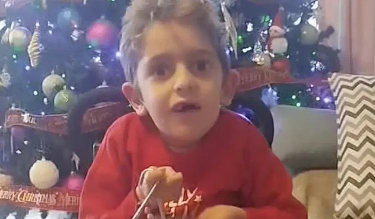 O Παναγιώτη Ραφαήλ μας τραγούδησε τα κάλαντα και στέλνει μια μεγάλη αγκαλιά