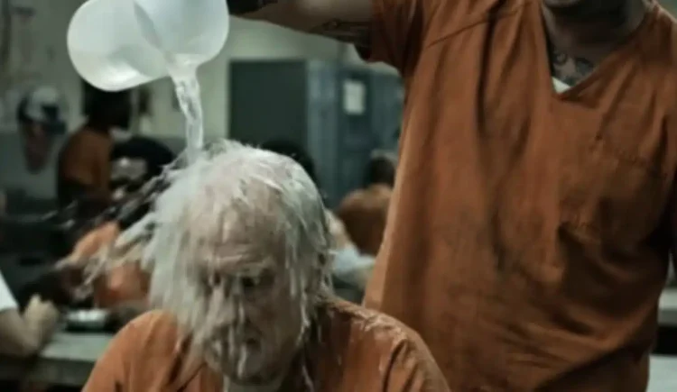 Η μέρα που ο Διάβολος έσκυψε το κεφάλι: Η αληθινή ταυτότητα του ηλικιωμένου άνδρα που ταπείνωσε τον νταή της φυλακής