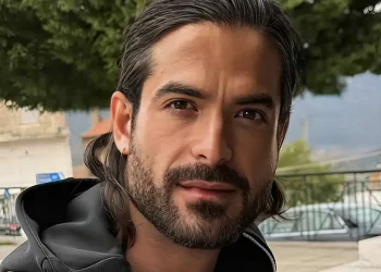 Ελεύθερος o Άρης Μουγκοπέτρος μετά τη μήνυση της συζύγου του – «Συγγνώμη στα παιδάκια μου, δεν έχω να πω τίποτα για τη μητέρα τους»