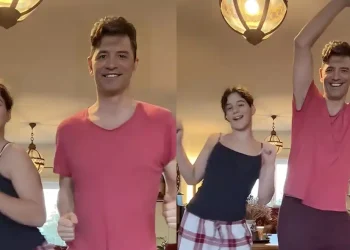 Σάκης Ρουβάς: Το απολαυστικό βίντεο με την κόρη του, Αριάδνη μέσα από το σαλόνι του σπιτιού τους