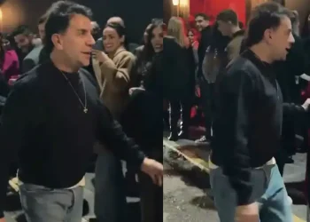 Ο Γιώργος Μαζωνάκης βγήκε από το κέντρο που εμφανίζεται και χαιρέτησε τον κόσμο που περίμενε στην ουρά