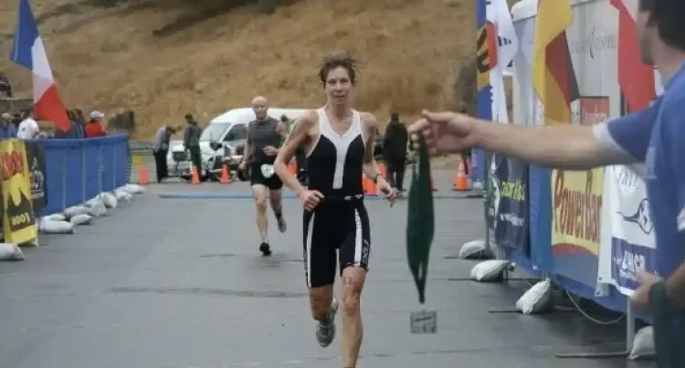 Καρχαρίας κατασπάραξε αθλήτρια την ώρα της προπόνησης – «Αναδύθηκε από το νερό με ανθρώπινο σώμα στο στόμα του»