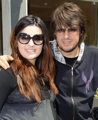 8 διάσημοι Έλληνες που ερωτεύτnκαν θαυμαστές τους και κατέληξαν στα σκαλιά της εκκλησίας 1 12eb3011 f5ba 4906 9979 db4e4df480d2 386x473 1