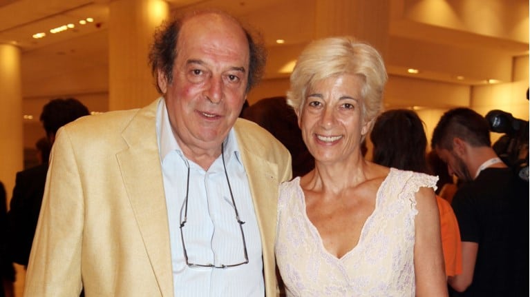 Σύζυγος Μανούσου Μανουσάκη: «Στα μνημόσυνα φοράω άσπρα και κόκκινα ρούχα – Μας εγκατέλειψε χωρίς να μας πει τίποτα» 1 5826316b718d4f0888fe687dc2364530