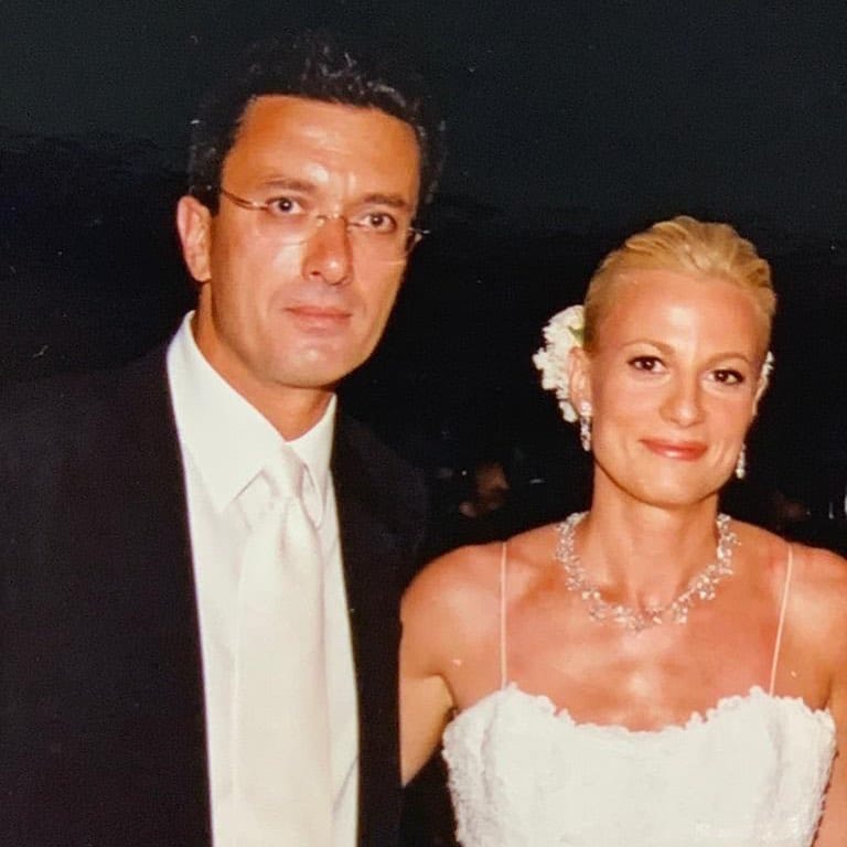 Δεν το γνώριζε κανείς: Το πραγματικό επάγγελμα της συζύγου του Νίκου Χατζηνικολάου, Κρίστυς Τσολακάκη και η καταγωγή της για την οποία είναι περήφανη 3 966 768x768 1