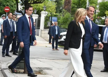 Μαρέβα Μητσοτάκη: Η συγκινητική κίνηση στη Μαρία Σάκκαρη μετά τον αρραβώνα με τον γιο της, Κωνσταντίνο