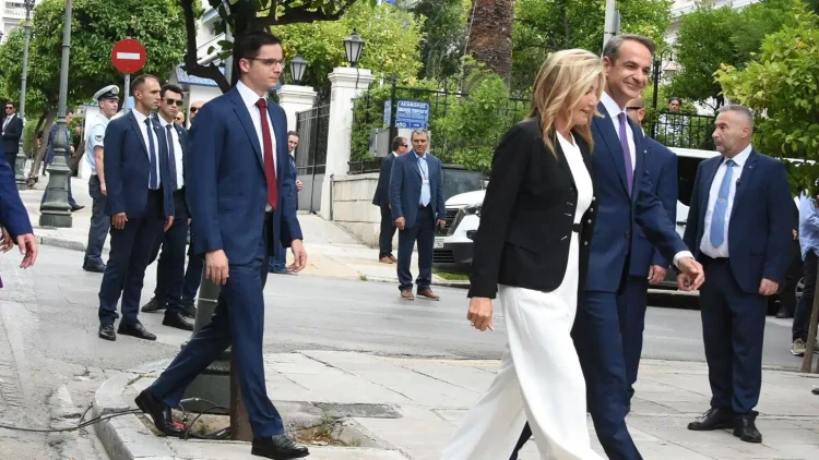 Μαρέβα Μητσοτάκη: Η συγκινητική κίνηση στη Μαρία Σάκκαρη μετά τον αρραβώνα με τον γιο της, Κωνσταντίνο