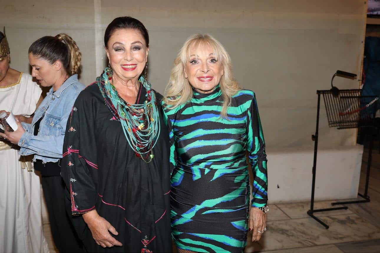 Έβαλε κάτω τις μισές 30αρες της Ελλάδας: Η 86χρονη Άννα Φόνσου εμφανίστηκε με μίνι φόρεμα, διχτυωτό καλσόν και ψιλοτάκουνα στο Ηρώδειο 2 anna fonsou 3 0