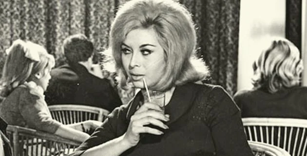 apo tin tainia gampros apo to londino