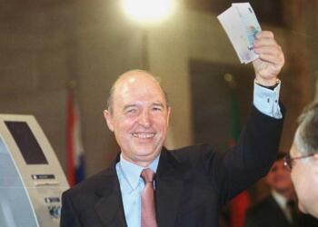 Σαν σήμερα πριν 24 χρόνια πιάσαμε στα χέρια μας τα πρώτα ευρώ