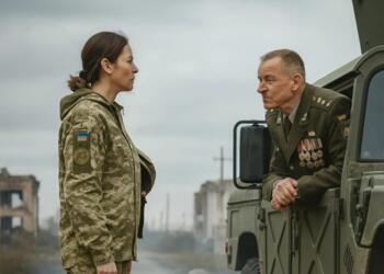 «Γιατί δεν μου αποδίδεις τιμή;» — φώναξε ο αντισυνταγματάρχης σε μια νεαρή γυναίκα, χωρίς να φαντάζεται ποια στεκόταν μπροστά του…