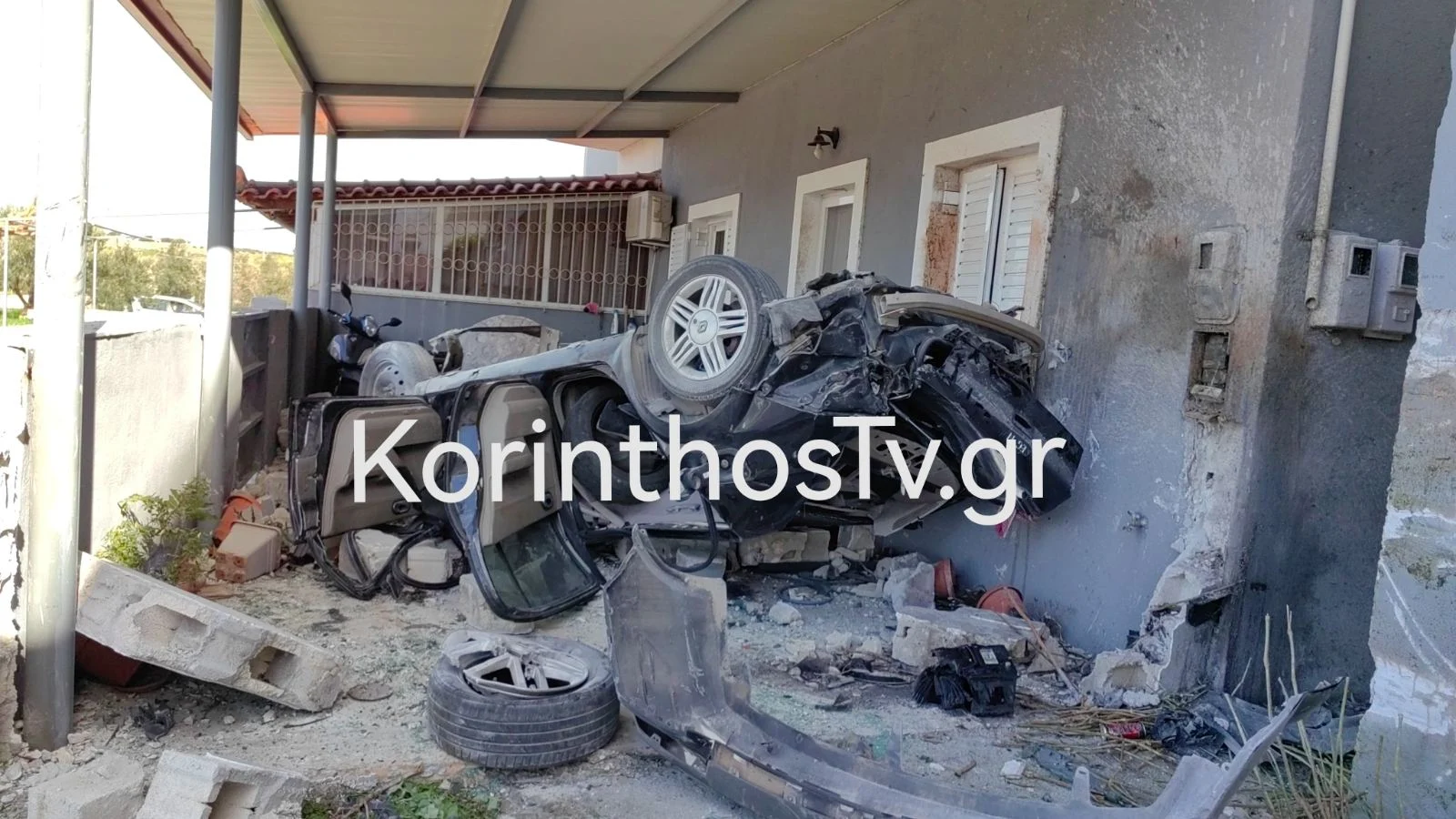 Κόρινθος: Βίντεο ντοκουμέντο από τη στιγμή που το αυτοκίνητο «προσγειώνεται» στην αυλή του σπιτιού – Νεκρά δύο παιδιά 9 img a9d96a418e5066945c8d34eb9d19af8b v
