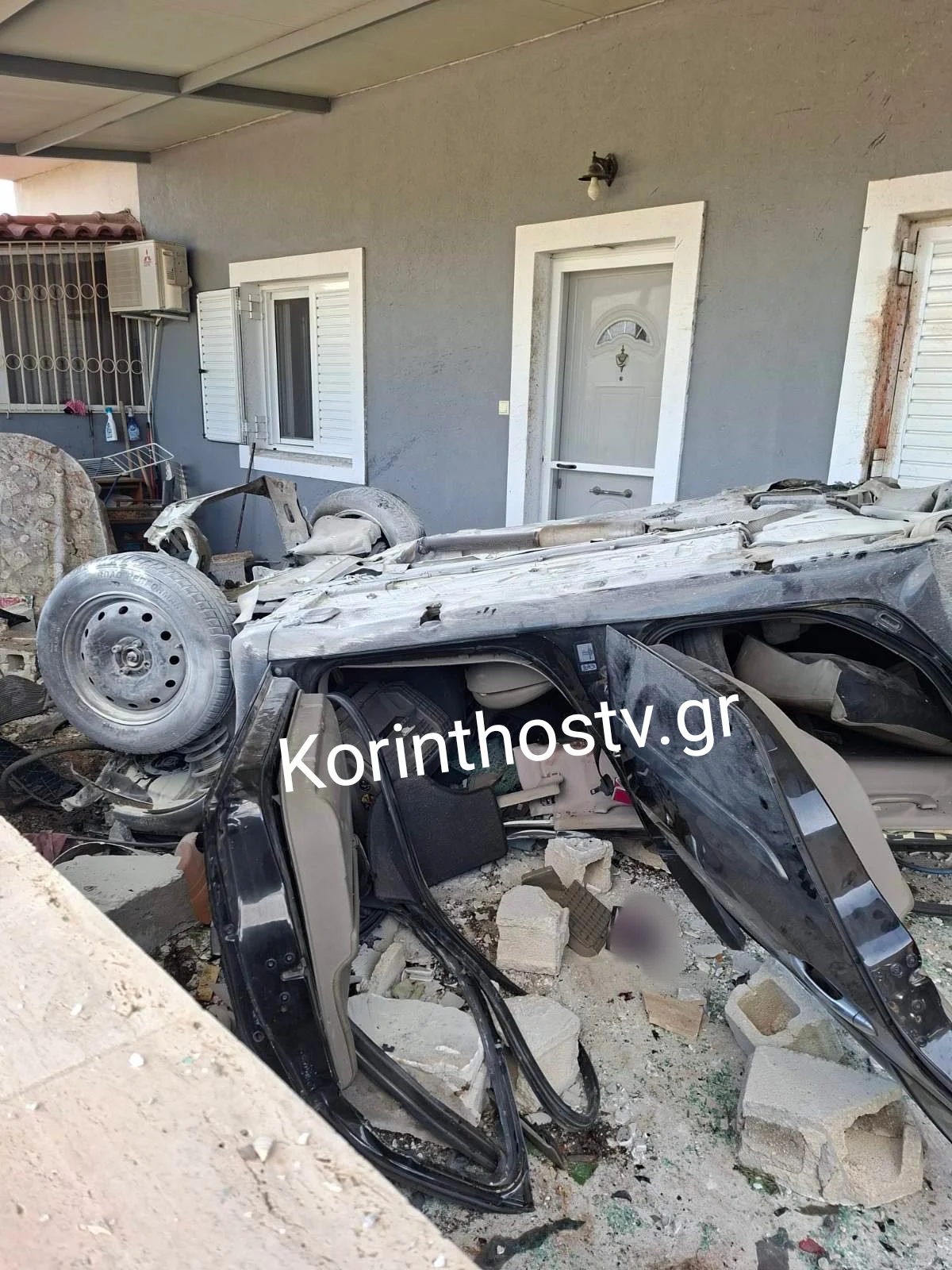 Κόρινθος: Βίντεο ντοκουμέντο από τη στιγμή που το αυτοκίνητο «προσγειώνεται» στην αυλή του σπιτιού – Νεκρά δύο παιδιά 5 img 20260108 115908