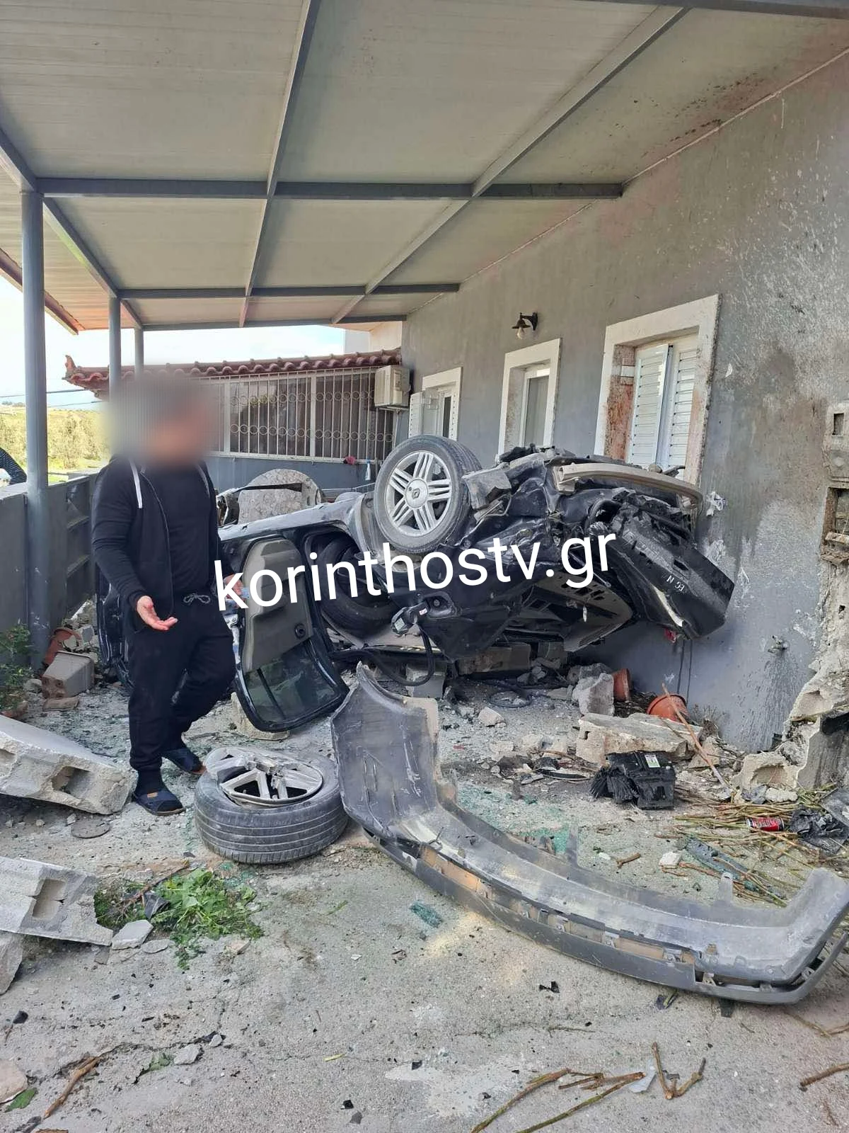 Κόρινθος: Βίντεο ντοκουμέντο από τη στιγμή που το αυτοκίνητο «προσγειώνεται» στην αυλή του σπιτιού – Νεκρά δύο παιδιά 4 img 20260108 115924