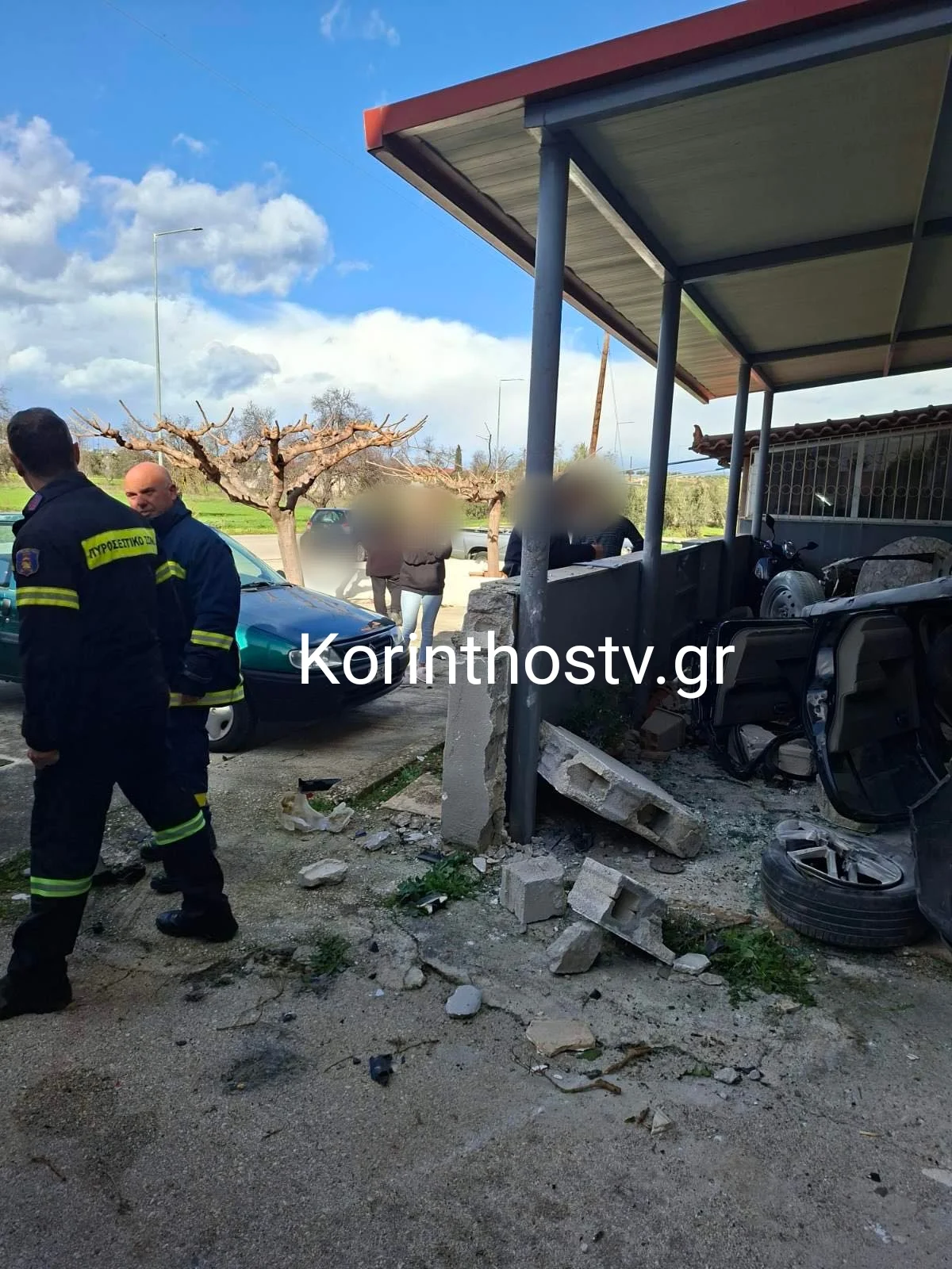 Κόρινθος: Βίντεο ντοκουμέντο από τη στιγμή που το αυτοκίνητο «προσγειώνεται» στην αυλή του σπιτιού – Νεκρά δύο παιδιά 6 img 20260108 120005