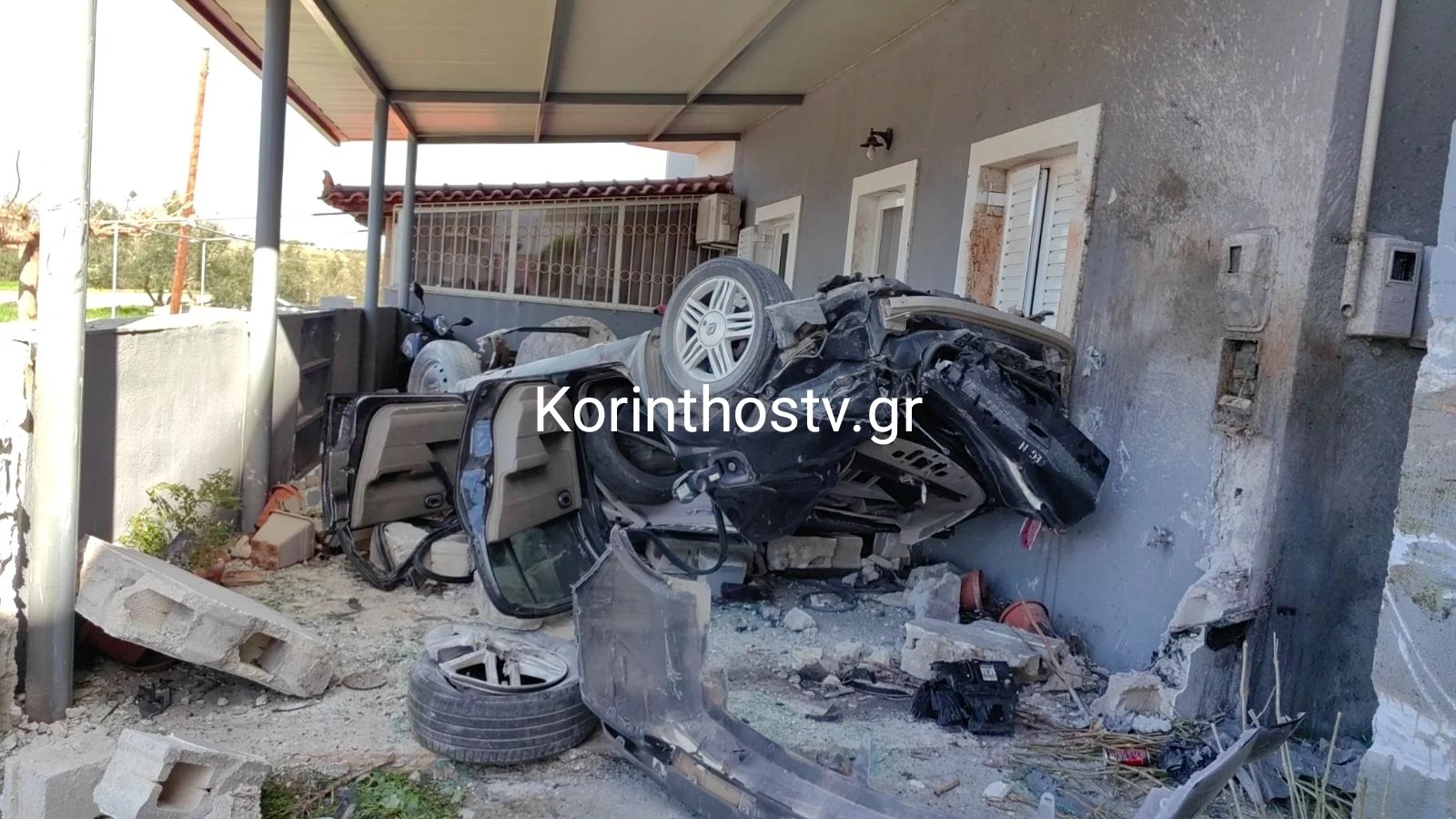 Κόρινθος: Βίντεο ντοκουμέντο από τη στιγμή που το αυτοκίνητο «προσγειώνεται» στην αυλή του σπιτιού – Νεκρά δύο παιδιά 1 img 20260108 123936