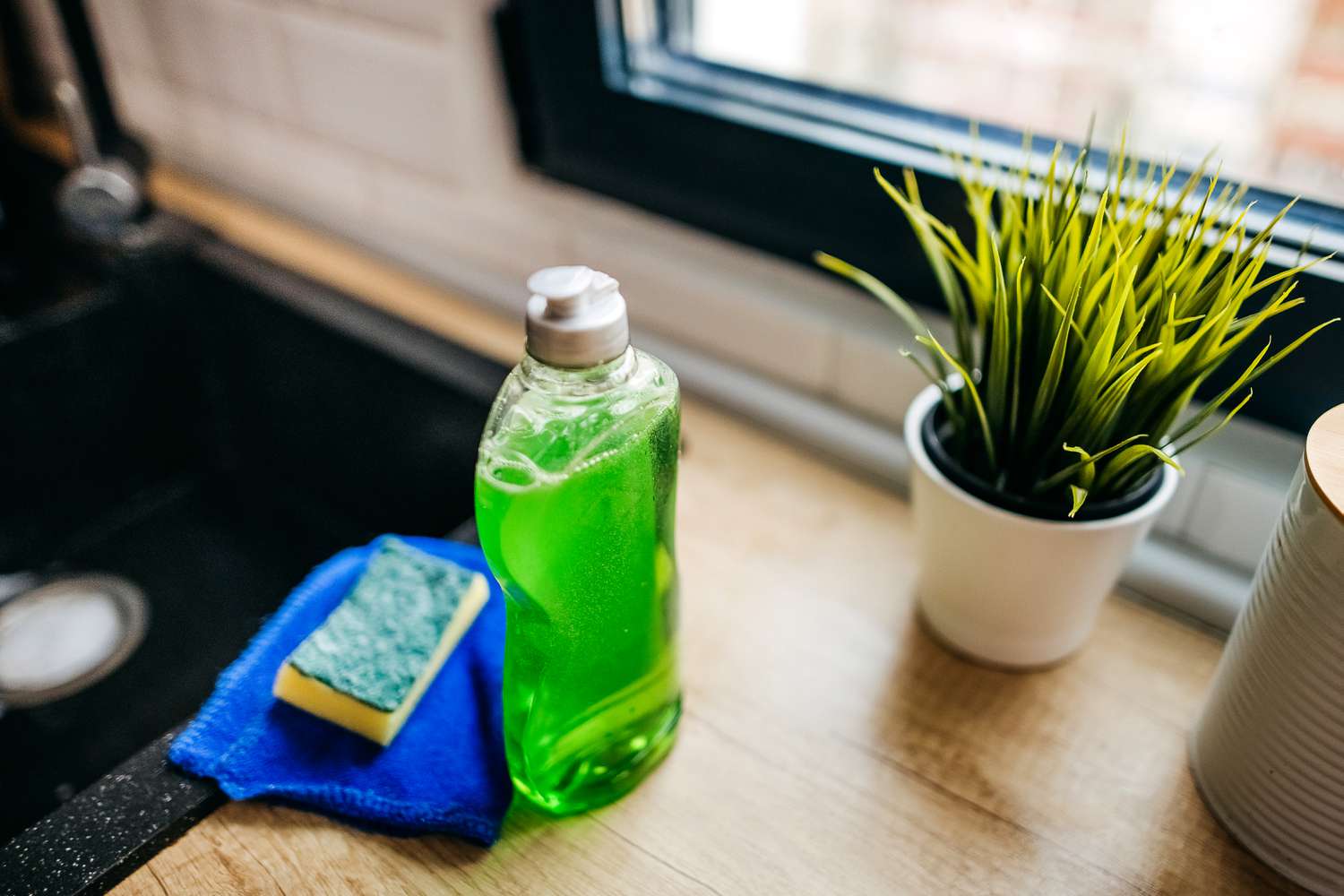 4 πράγματα που μπορείτε να βάλετε στο νερό της σφουγγαρίστρας για να μυρίζει υπέροχα το σπίτι σας 2 kill ants without chemicals dish soap getty 0623 903ce09eb6bf494883202b307c383c5d