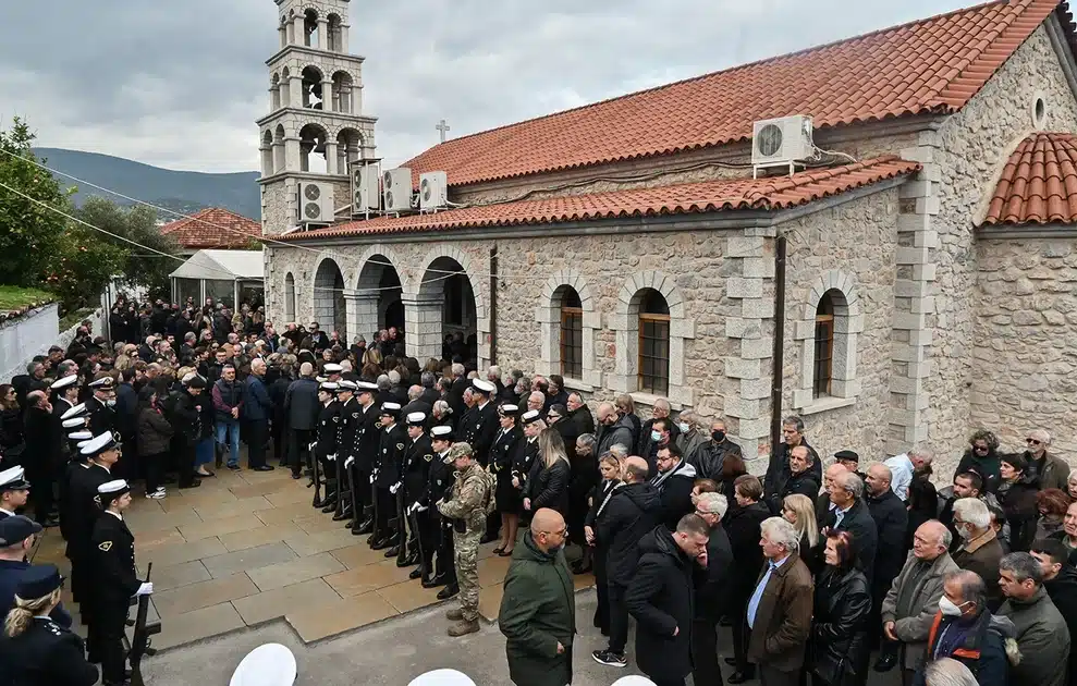 Σκηνές αρχαίας τραγωδίας στην κηδεία του 53χρονου λιμενικού στο Άστρος – Η στιγμή που η σύζυγός του κατέρρευσε πάνω στο… 6 limeniko kideia1