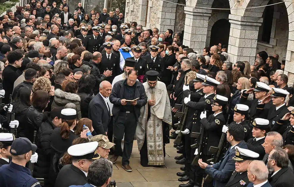 Σκηνές αρχαίας τραγωδίας στην κηδεία του 53χρονου λιμενικού στο Άστρος – Η στιγμή που η σύζυγός του κατέρρευσε πάνω στο… 7 limeniko kideia4