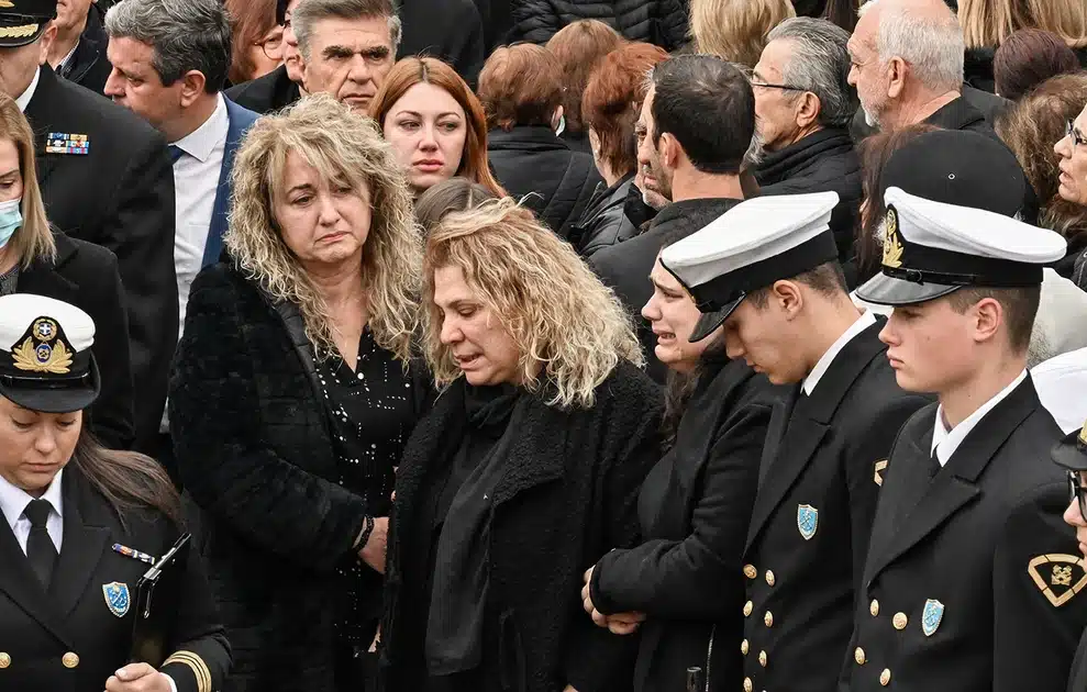 Σκηνές αρχαίας τραγωδίας στην κηδεία του 53χρονου λιμενικού στο Άστρος – Η στιγμή που η σύζυγός του κατέρρευσε πάνω στο… 2 limeniko kideia5