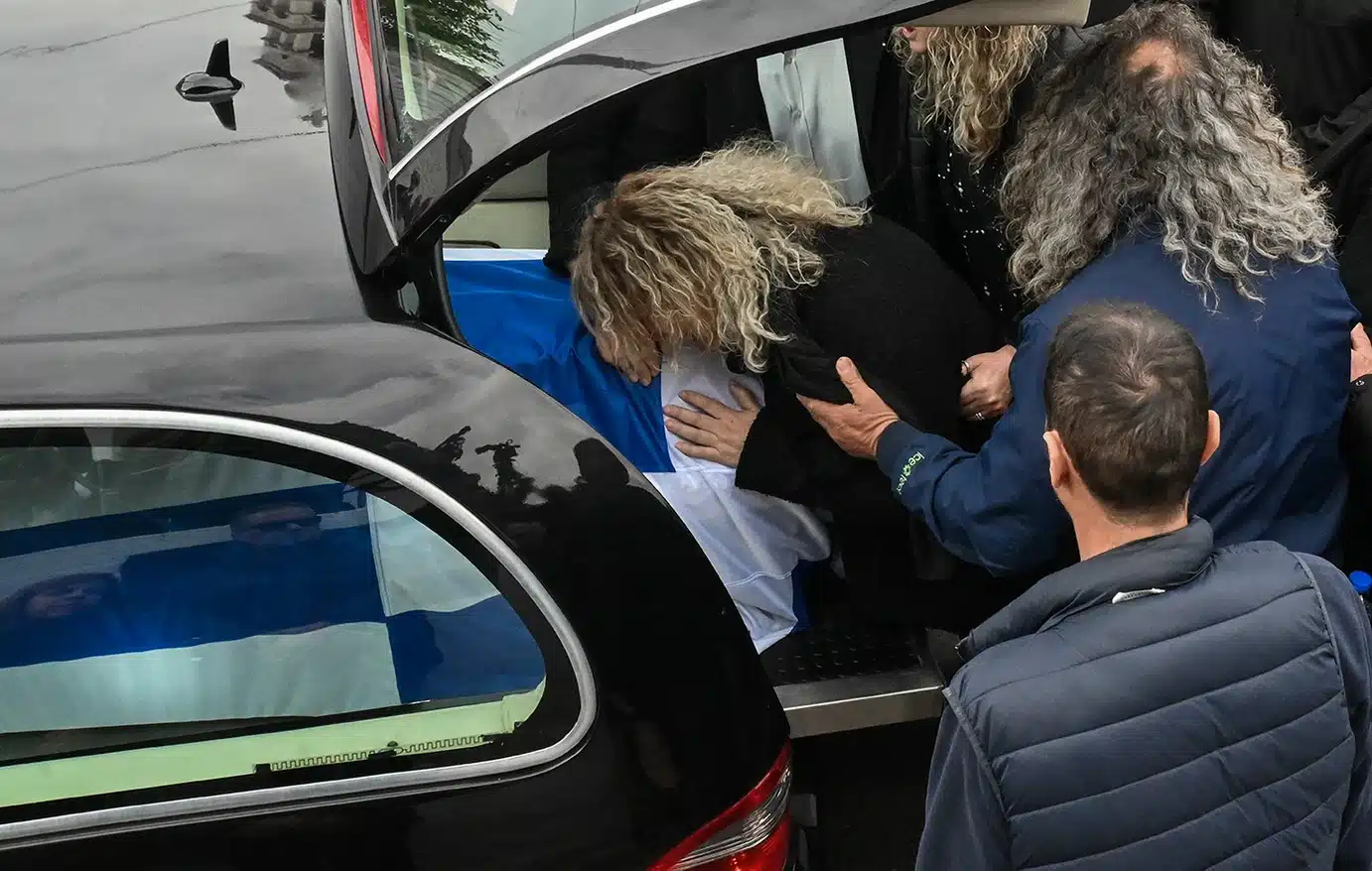 Σκηνές αρχαίας τραγωδίας στην κηδεία του 53χρονου λιμενικού στο Άστρος – Η στιγμή που η σύζυγός του κατέρρευσε πάνω στο… 1 limeniko kideia9