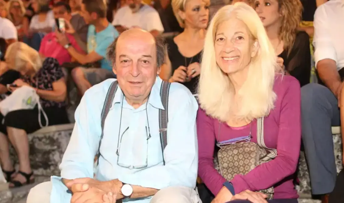 Σύζυγος Μανούσου Μανουσάκη: «Στα μνημόσυνα φοράω άσπρα και κόκκινα ρούχα – Μας εγκατέλειψε χωρίς να μας πει τίποτα» 2 manousos manousakis maria manousaki 1
