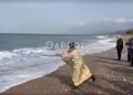 Ιερέας έριξε τον Σταυρό στη θάλασσα με καλάμι ψαρέματος