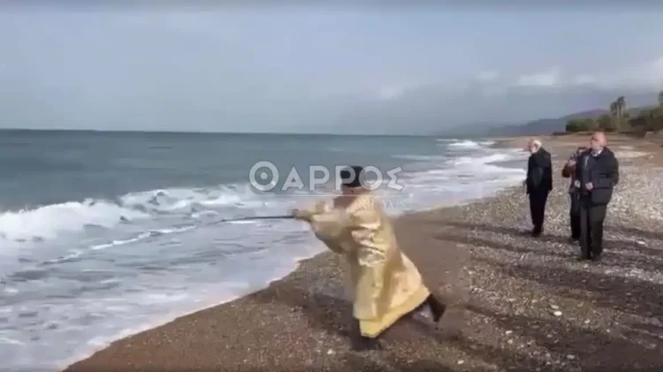 Ιερέας έριξε τον Σταυρό στη θάλασσα με καλάμι ψαρέματος