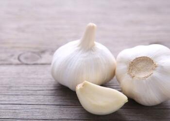 Έτρωγε κάθε πρωί δύο σκελίδες σκόρδο – Λίγους μήνες μετά δεν πίστευε αυτό που συνέβη στο σώμά του (video)