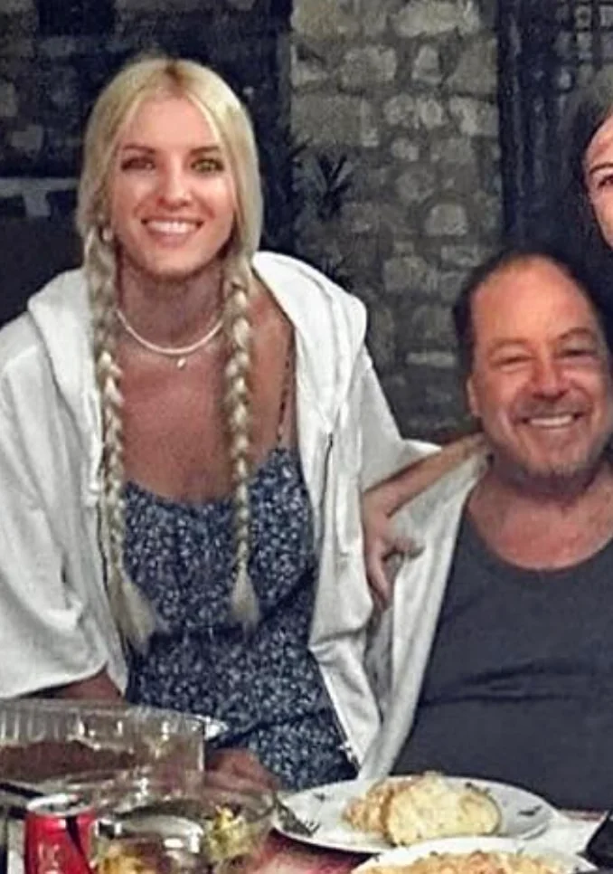 Κατάξανθη, με μακριές κοτσίδες μέχρι την μέση και πολύ νεότερη του: Αυτή είναι η σύντροφος του Γιάννη Πάριου, Στέλλα 2 stigmiotypo othonis 2025 08 27 15.49.37