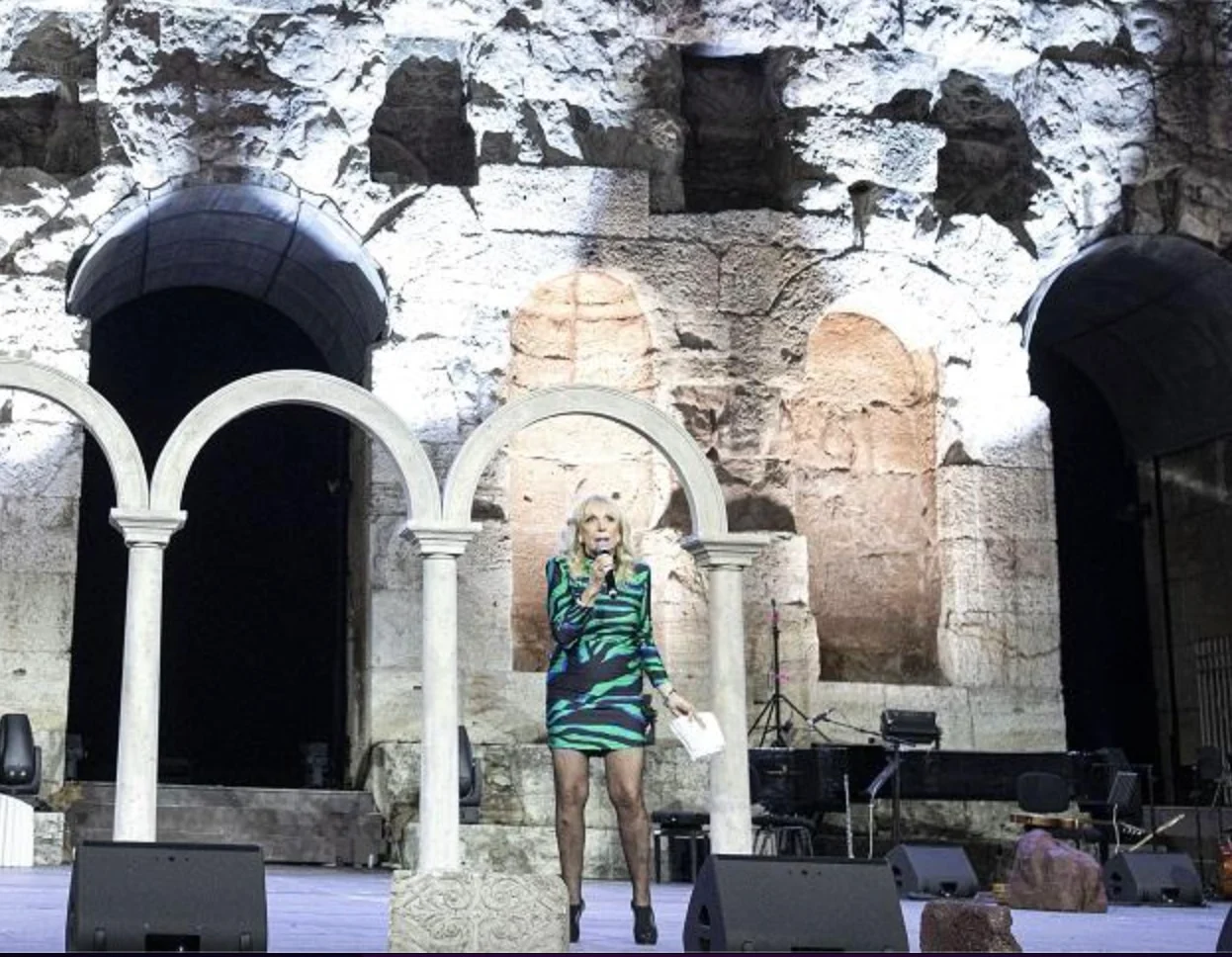 Έβαλε κάτω τις μισές 30αρες της Ελλάδας: Η 86χρονη Άννα Φόνσου εμφανίστηκε με μίνι φόρεμα, διχτυωτό καλσόν και ψιλοτάκουνα στο Ηρώδειο 3 stigmiotypo othonis 2025 10 18 17.30.08