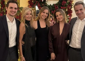 Με οικογενειακή φωτογραφία το «καλή χρονιά» του 2026 από τον πρωθυπουργό